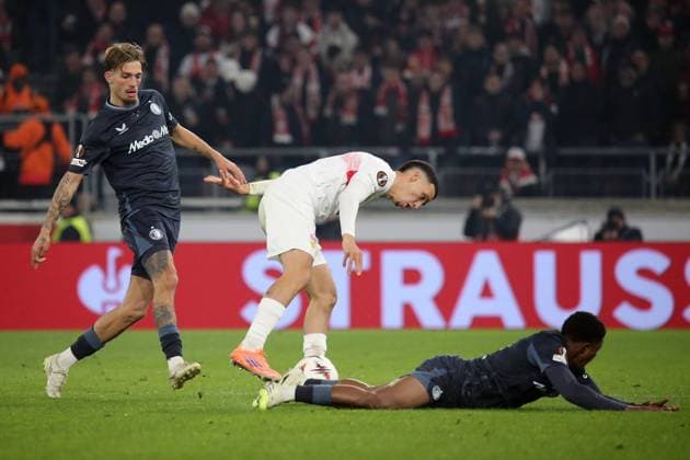 06.11.2025, xmohx, Fussball UEFA Europa League, VfB Stuttgart - Feyernoord Rotterdam v.l. Luciano Valente (Feyenoord Rotterdam) Bilal El Khannouss (VfB Stuttgart) Givairo Read (Feyenoord Rotterdam) Zweikampf, Aktion, action, battle for the ball (NAMENSKORREKTUR) (DFL DFB REGULATIONS PROHIBIT ANY USE OF PHOTOGRAPHS as IMAGE SEQUENCES and or QUASI-VIDEO) Stuttgart