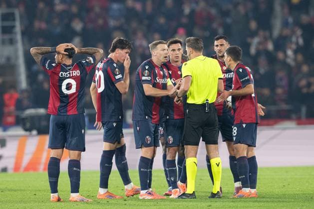 Foto IPP Damiano Fiorentini Bologna 06 11 2025 Calcio Europa League 2025-2026 partita: Bologna-SK Brann nella foto: i calciatori del Bologna protestano con l arbitro Daniel Schlager. Italy Photo Press World Copyright italy ITALY  Copyright: xR4924_italyphotopressx