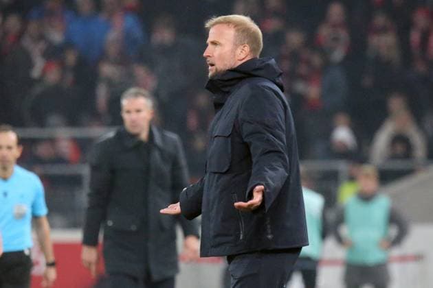 06.11.2025, xmohx, Fussball UEFA Europa League, VfB Stuttgart - Feyernoord Rotterdam v.l. Trainer Sebastian Hoeness Hoeneß (VfB Stuttgart) gibt Anweisungen, gestikuliert, mit den Armen gestikulieren gives instructions, gesticulate (DFL DFB REGULATIONS PROHIBIT ANY USE OF PHOTOGRAPHS as IMAGE SEQUENCES and or QUASI-VIDEO) Stuttgart