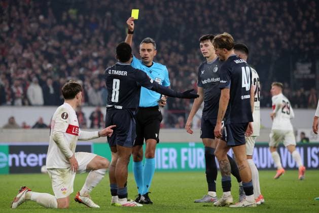 06.11.2025, xmohx, Fussball UEFA Europa League, VfB Stuttgart - Feyernoord Rotterdam v.l. Schiedsrichter Referee Horatio Fesnic zeigt Quinten Timber (Feyenoord Rotterdam) die gelbe Karte (DFL DFB REGULATIONS PROHIBIT ANY USE OF PHOTOGRAPHS as IMAGE SEQUENCES and or QUASI-VIDEO) Stuttgart