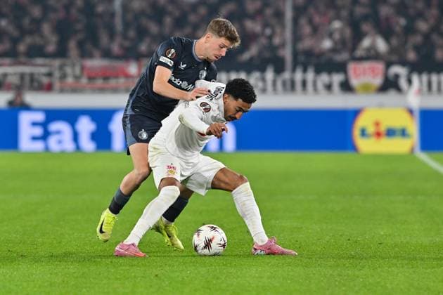 Europa League; VfB Stuttgart - Feyenoord Rotterdam; 06.11.2025 STUTTGART, DEUTSCHLAND - 6. NOVEMBER: im Duell Tiago TOMAS (VfB Stuttgart 8) und Gijs SMAL (Feyenoord Rotterdam 5) beim Ligaspiel zwischen dem VfB Stuttgart und Feyenoord Rotterdam am 4. Spieltag der Europa League in der MHP-Arena am 06.11.2025 Copyright: xBEAUTIFULxSPORTS Goldbergx