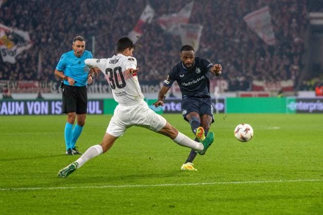 Chema Jose Maria Andres Baixauli (VfB Stuttgart) und Cyle Larin (Feyenoord Rotterdam). xettx, Deutschland, Stuttgart, 06.11.2025, Fussball, UEFA Europa League: VfB Stuttgart vs Feyenoord Rotterdam, Saison 2025 2026, Match Day 4, MHP Arena