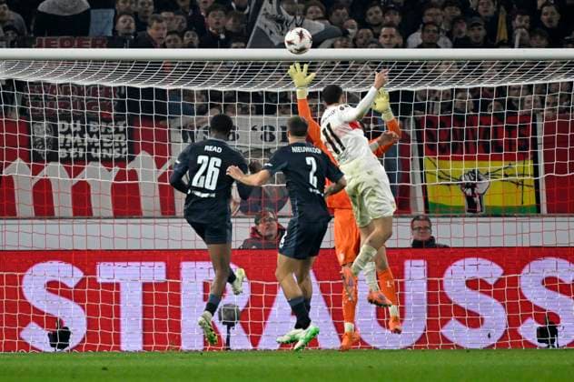 Strafraumszene, Torraumszene TOR zum 1:0 Bilal El Khannouss VfB Stuttgart (11) Torschuss Aktion Torchance Bierdusche, Weissbierdusche, Bier, gegen Bart Nieuwkoop Feyenoord Rotterdam (02) Torwart Timon Wellenreuther Feyenoord Rotterdam (22) VfB Stuttgart vs Feyenoord Rotterdam EUROPA LEAGUE EL 06.11.2025 DFL REGULATIONS PROHIBIT ANY USE OF PHOTOGRAPHS AS IMAGE SEQUENCES AND OR QUASI-VIDEO VfB Stuttgart vs Feyenoord Rotterdam EUROPA LEAGUE EL
