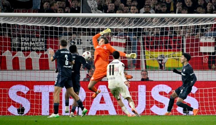 Strafraumszene, Torraumszene TOR zum 1:0 Bilal El Khannouss VfB Stuttgart (11) Torschuss Aktion Torchance Bierdusche, Weissbierdusche, Bier, gegen Bart Nieuwkoop Feyenoord Rotterdam (02) Torwart Timon Wellenreuther Feyenoord Rotterdam (22) VfB Stuttgart vs Feyenoord Rotterdam EUROPA LEAGUE EL 06.11.2025 DFL REGULATIONS PROHIBIT ANY USE OF PHOTOGRAPHS AS IMAGE SEQUENCES AND OR QUASI-VIDEO VfB Stuttgart vs Feyenoord Rotterdam EUROPA LEAGUE EL