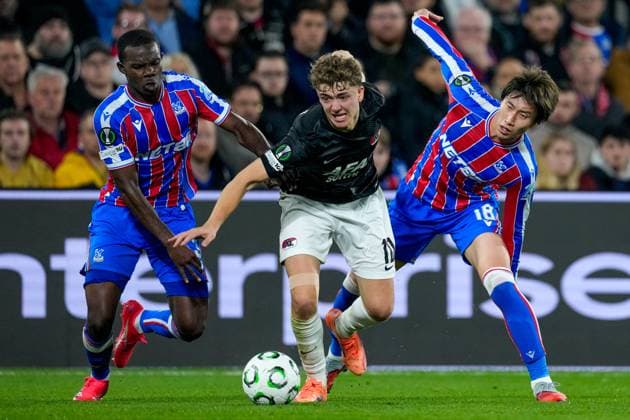 2025-11-06 Crystal Palace v AZ Alkmaar - UEFA Conference League 2025 26 League Phase MD4 LONDON, UNITED KINGDOM - NOVEMBER 6: Sven Mijnans of AZ Alkmaar battles for possession with Tyrick Mitchell of Crystal Palace, Daichi Kamada of Crystal Palace during the UEFA Conference League 2025 26 League Phase MD4 match between Crystal Palace and AZ Alkmaar at Selhurst Park Stadium on November 6, 2025 in London, United Kingdom. London Selhurst Park Stadium United Kingdom Content not available for redistribution in The Netherlands directly or indirectly through any third parties. Copyright: xEdxvanxdexPolx