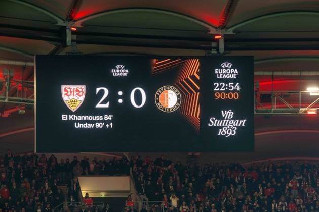 Der Endstand 2:0 und die Torschützen werden auf der Anzeigetafel angezeigt. xettx, Deutschland, Stuttgart, 06.11.2025, Fussball, UEFA Europa League: VfB Stuttgart vs Feyenoord Rotterdam, Saison 2025 2026, Match Day 4, MHP Arena