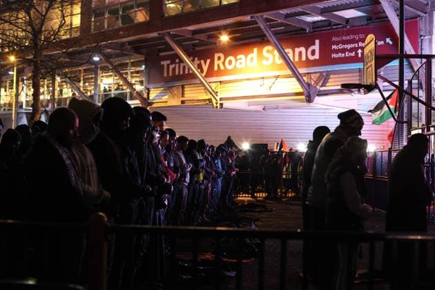 Aston Villa v Maccabi Tel-Aviv 06 November 2025, Aston - UEFA EUROPA League Football - Aston Villa v Maccabi Tel-Aviv FC - Muslim men perform their evening prayer outside Villa Park - Photo: Charlotte Wilson Offside. Aston UK Copyright: xCharlottexWilsonx xOffsidexOffside