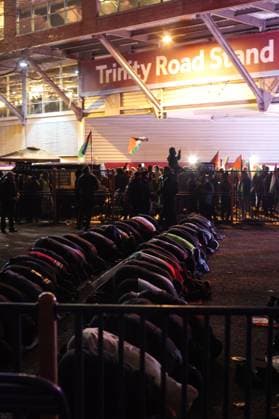 Aston Villa v Maccabi Tel-Aviv 06 November 2025, Aston - UEFA EUROPA League Football - Aston Villa v Maccabi Tel-Aviv FC - Muslim men perform their evening prayer outside Villa Park - Photo: Charlotte Wilson Offside. Aston UK Copyright: xCharlottexWilsonx xOffsidexOffside