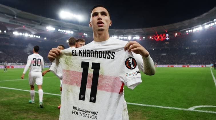 Stuttgart , Fußball UEFA Europa League VfB Stuttgart vs. Feyenoord Rotterdam , Torschütze Bilal El Khannouss (VfB) jubelt mit seinem Trikot über sein Tor zum 1:0