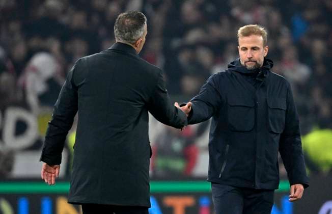 nach Spielende: shake hands Trainer Coach Sebastian Hoeness VfB Stuttgart (rechts) Trainer Coach Robin Van Persie Feyenoord Rotterdam (links) VfB Stuttgart vs Feyenoord Rotterdam EUROPA LEAGUE EL 06.11.2025 DFL REGULATIONS PROHIBIT ANY USE OF PHOTOGRAPHS AS IMAGE SEQUENCES AND OR QUASI-VIDEO VfB Stuttgart vs Feyenoord Rotterdam EUROPA LEAGUE EL