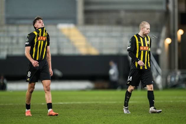 251106 Silas Andersen and Simon Gustafson of Häcken look dejected after the UEFA Conference League football match between Häcken and Strasbourg on November 6, 2025 in Gothenburg. Photo: Mathias Bergeld BILDBYRAN kod MB MB1234 fotboll football soccer fotball uefa conference league conference league häcken strasbourg bbeng depp Copyright: MATHIASxBERGELD BB251106MB083