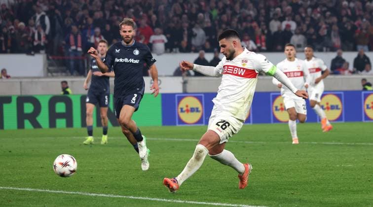 Stuttgart , Fußball UEFA Europa League VfB Stuttgart vs. Feyenoord Rotterdam, Torschütze Deniz Undav (VfB, rechts) schießt das Tor zum 2:0