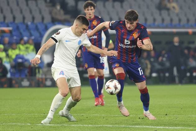 FC Basel - FCS Bukarest Daniel Graovac gegen Moritz Broschinski 06.11.2025 Stadion St.Jakob Park Basel, SCHWEIZ, Saison 2025 2026 Herren Fussball Europa League FC Basel - FCS Bukarest Daniel Graovac (li,Bukarest) gegen Moritz Broschinski (FC Basel)