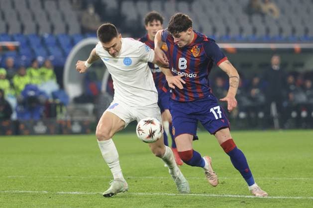 FC Basel - FCS Bukarest Daniel Graovac gegen Moritz Broschinski 06.11.2025 Stadion St.Jakob Park Basel, SCHWEIZ, Saison 2025 2026 Herren Fussball Europa League FC Basel - FCS Bukarest Daniel Graovac (li,Bukarest) gegen Moritz Broschinski (FC Basel)