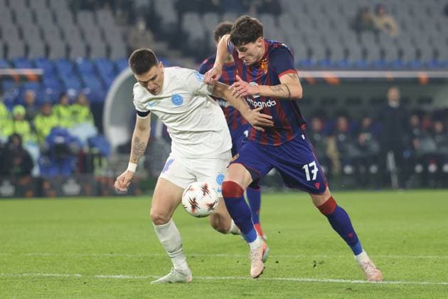 FC Basel - FCS Bukarest Daniel Graovac gegen Moritz Broschinski 06.11.2025 Stadion St.Jakob Park Basel, SCHWEIZ, Saison 2025 2026 Herren Fussball Europa League FC Basel - FCS Bukarest Daniel Graovac (li,Bukarest) gegen Moritz Broschinski (FC Basel)