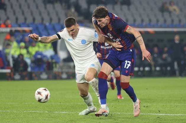 FC Basel - FCS Bukarest Daniel Graovac gegen Moritz Broschinski 06.11.2025 Stadion St.Jakob Park Basel, SCHWEIZ, Saison 2025 2026 Herren Fussball Europa League FC Basel - FCS Bukarest Daniel Graovac (li,Bukarest) gegen Moritz Broschinski (FC Basel)