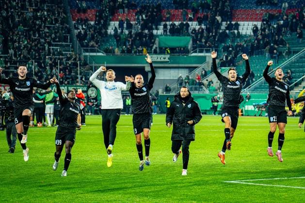 SOCCER - UEFA ECL, Rapid vs Craiova VIENNA,AUSTRIA,06.NOV.25 - SOCCER - UEFA Conference League, SK Rapid Wien vs CS Universitatea Craiova. Image shows the rejoicing of CS Universitatea Craiova post game including Juraj Badelj, Steven Nsimba, Oleksandr Romanchuk, Assad Al Hamlawi and Samuel Teles (Craiova).  GEPAxpictures xKevinxHackner