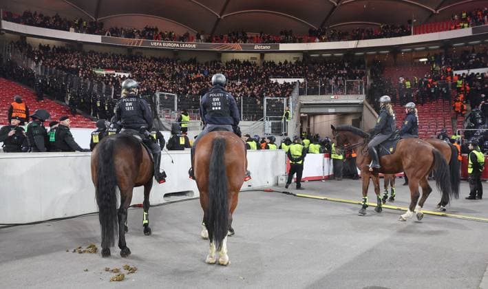 Stuttgart , Fußball UEFA Europa League VfB Stuttgart vs. Feyenoord Rotterdam , Polizei bei den Fans aus Rotterdam mit Pferden