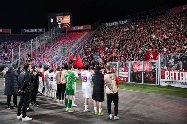 251106 Players of Brann with fans after the Europa League football match between Bologna and Brann on November 6, 2025 in Bologna. Photo: Image Photo BILDBYRAN kod XY XY0083 fotboll football soccer fotball uefa europa league europa league bologna brann bbeng publik Copyright: ImagexPhoto BB251106ZV023