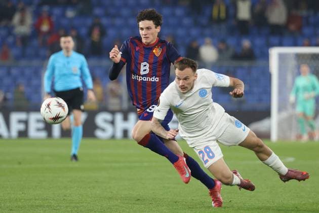 FC Basel - FCS Bukarest Marin Soticek gegen Alexandru Pantea 06.11.2025 Stadion St.Jakob Park Basel, SCHWEIZ, Saison 2025 2026 Herren Fussball Europa League FC Basel - FCS Bukarest Marin Soticek (li,FC Basel) gegen Alexandru Pantea (Bukarest)