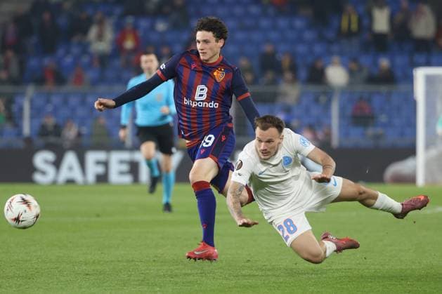 FC Basel - FCS Bukarest Marin Soticek gegen Alexandru Pantea 06.11.2025 Stadion St.Jakob Park Basel, SCHWEIZ, Saison 2025 2026 Herren Fussball Europa League FC Basel - FCS Bukarest Marin Soticek (li,FC Basel) gegen Alexandru Pantea (Bukarest)