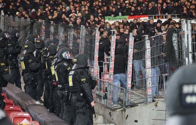Stuttgart , Fußball UEFA Europa League VfB Stuttgart vs. Feyenoord Rotterdam , Polizei bei den Fans aus Rotterdam , kaputter Zaun