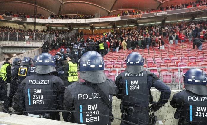 Stuttgart , Fußball UEFA Europa League VfB Stuttgart vs. Feyenoord Rotterdam , Polizei bei den Fans aus Rotterdam
