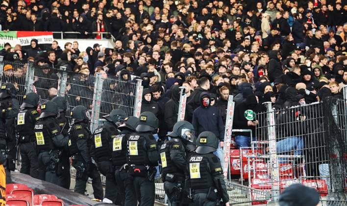 Stuttgart , Fußball UEFA Europa League VfB Stuttgart vs. Feyenoord Rotterdam , Polizei bei den Fans aus Rotterdam , kaputter Zaun