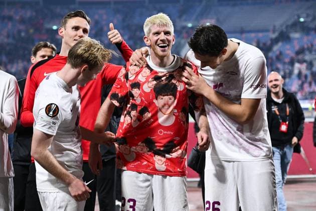 251106 Thore Pedersen and Eivind Helland of Brann after the Europa League football match between Bologna and Brann on November 6, 2025 in Bologna. Photo: Image Photo BILDBYRAN kod XY XY0083 fotboll football soccer fotball uefa europa league europa league bologna brann bbeng jubel Copyright: ImagexPhoto BB251106ZG022