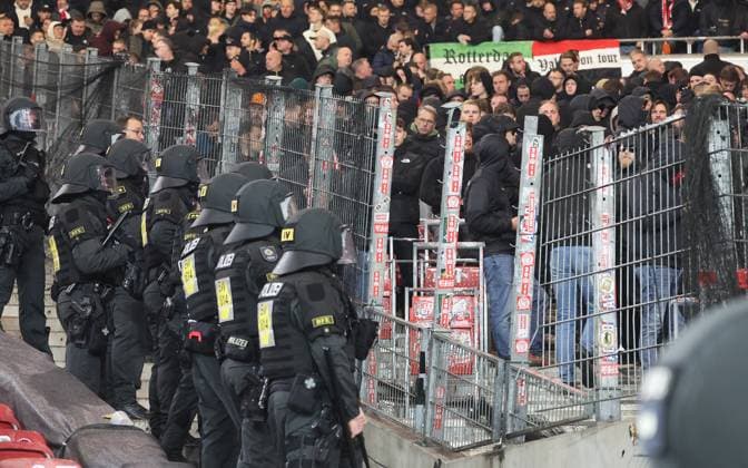 Stuttgart , Fußball UEFA Europa League VfB Stuttgart vs. Feyenoord Rotterdam , Polizei bei den Fans aus Rotterdam , kaputter Zaun