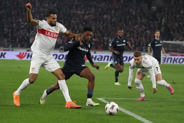 06.11.25 VfB Stuttgart - Feyenoord Rotterdam Deutschland, Stuttgart, 06.11.2025, Fussball, UEFA Europa League, Saison 2025 2026, VfB Stuttgart - Feyenoord Rotterdam: .Josha Vagnoman, links, VfB, Givairo Read, Rotterdam, rechts