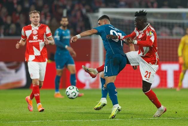 Danny Da Costa (FSV Mainz 05) im Zweikampf mit Roberto Piccoli (AC Florenz), FSV Mainz 05 vs AC Florenz, Fussball, Conference League, 3. Spieltag, Saison 2025 2026, 06.11.2025 DFB regulations prohibit any use of photographs as image sequences and or quasi-video. FSV Mainz 05 vs AC Florenz, Fussball, Conference League, 3. Spieltag, Saison 2025 2026, 06.11.2025 Copyright: xEibner-Pressefoto AlexanderxNeisx EP_ANS