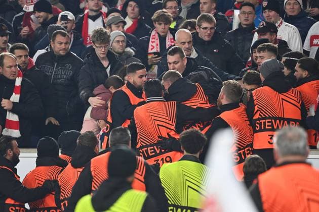 Fanausschreitungen,Stewards greifen ein ,Rotterdam Fans im Stuttgarter Fanblock. Fussball UEFA Europa League VfB Stuttgart - Feyenoord Rotterdam am 06.11.2025 MHP ARENA.