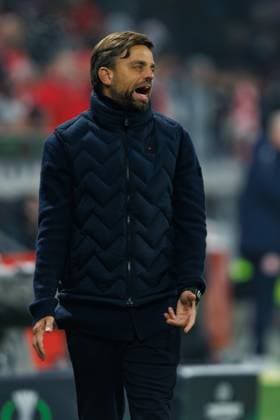 Daniele Galloppa (AC Florenz) an der Seitenlinie, FSV Mainz 05 vs AC Florenz, Fussball, Conference League, 3. Spieltag, Saison 2025 2026, 06.11.2025 DFB regulations prohibit any use of photographs as image sequences and or quasi-video. FSV Mainz 05 vs AC Florenz, Fussball, Conference League, 3. Spieltag, Saison 2025 2026, 06.11.2025 Copyright: xEibner-Pressefoto AlexanderxNeisx EP_ANS