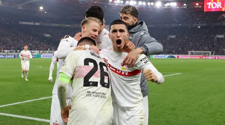 Stuttgart , Fußball UEFA Europa League VfB Stuttgart vs. Feyenoord Rotterdam, Jubel, über das Tor zum 2:0, v.l. Chris Führich, Torschütze Deniz Undav (VFB, Nr.26), Bilal El Khannouss, Atakan Karazor *** Stuttgart , soccer UEFA Europa League VfB Stuttgart vs Feyenoord Rotterdam, celebrating the 2-0 goal, f l Chris Führich, scorer Deniz Undav VFB, No. 26 , Bilal El Khannouss, Atakan Karazor
