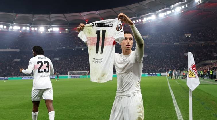 Stuttgart , Fußball UEFA Europa League VfB Stuttgart vs. Feyenoord Rotterdam, Torschütze Bilal El Khannouss (VfB) jubelt mit seinem Trikot über sein Tor zum 1:0