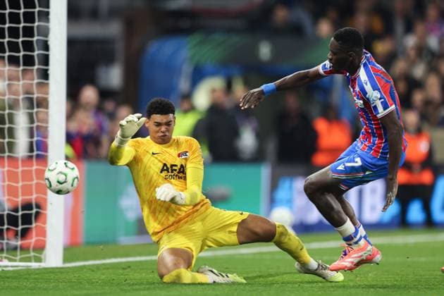 6th November 2025; Selhurst Park, Selhurst, London, England; Europa Conference League Football, Crystal Palace versus AZ Alkmaar; Ismaila Sarr of Crystal Palace shoots and scores his team s 2nd goal of the match in the 45+4th minute for 2-0  HenningxvonxJagow