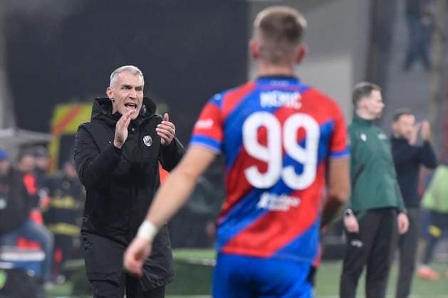 Viktoria Plzen coach Martin Hysky, left, reacts during the Football Europa League 4th round match Viktoria Plzen vs Fenerbahce Istanbul in Pilsen, Czech Republic, November 6, 2025. (CTKxPhoto MiroslavxChaloupka) CTKPhotoP2025110610461  CTKPhotoP2025110610461