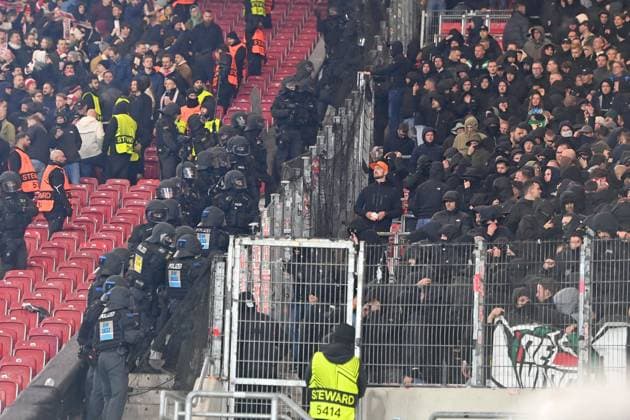 Fanausschreitungen,Stewards greifen ein,USK,Unterstuetzungskommando m Rotterdamer Fanblock Fussball UEFA Europa League VfB Stuttgart - Feyenoord Rotterdam am 06.11.2025 MHP ARENA.