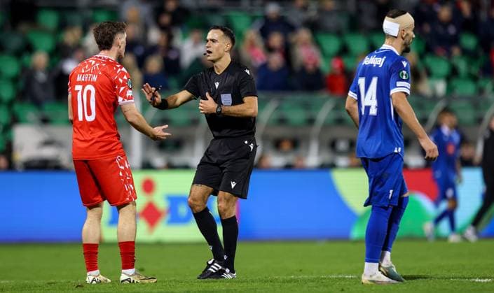 UEFA Europa Conference League Group Phase, Tallaght Stadium, Dublin 6 11 2025 Shelbourne vs Drita Shelbourne s John Martin with referee Oliver Reitala John Martin with Oliver Reitala 6 11 2025  Copyright: x INPHO RyanxByrnex RB1_4263