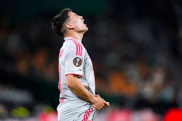 November 6, 2025, Sevilla, Sevilla, SPAIN: Martin Satriano of Olympique de Lyon laments during the UEFA Europa League, football match played between Real Betis and Olympique de Lyon at La Cartuja stadium on November 6, 2025, in Sevilla, Spain. Sevilla SPAIN - ZUMAa181 20251106_zaa_a181_164 Copyright: xJoaquinxCorcherox