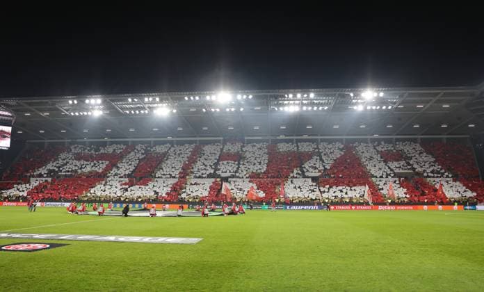 06.11.2025, Fussball UEFA Conference League, 1. FSV Mainz 05 - AC Florenz, v.l., Choreografie, Fans,Stimmung, Schals, Trikots, Emotionen DFL DFB REGULATIONS PROHIBIT ANY USE OF PHOTOGRAPHS AS IMAGE SEQUENCES AND OR QUASI-VIDEO. xdcx Copyright: HMBxMedia Claus