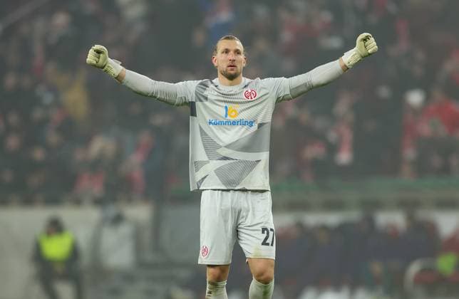 06.11.2025, Fussball UEFA Conference League, 1. FSV Mainz 05 - AC Florenz, v.l., Torwart Robin Zentner (FSV Mainz 05) jubelnd bejubelt jubelt jubeln über das 1:1 von Benedict Hollerbach (FSV Mainz 05) DFL DFB REGULATIONS PROHIBIT ANY USE OF PHOTOGRAPHS AS IMAGE SEQUENCES AND OR QUASI-VIDEO. xdcx Copyright: HMBxMedia Claus