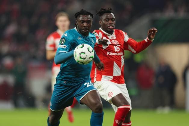 06.11.2025, Fussball UEFA Conference League, 1. FSV Mainz 05 - AC Florenz, v.l., Moise Kean (ACF Fiorentina), Danny Da Costa (FSV Mainz 05) DFL DFB REGULATIONS PROHIBIT ANY USE OF PHOTOGRAPHS AS IMAGE SEQUENCES AND OR QUASI-VIDEO. xdcx Copyright: HMBxMedia Claus