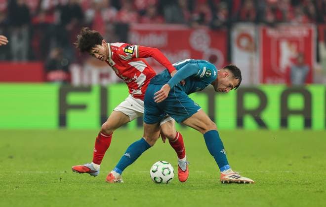 06.11.2025, Fussball UEFA Conference League, 1. FSV Mainz 05 - AC Florenz, v.l., Jae-sung Lee (FSV Mainz 05), Marin Pongracic (ACF Fiorentina) DFL DFB REGULATIONS PROHIBIT ANY USE OF PHOTOGRAPHS AS IMAGE SEQUENCES AND OR QUASI-VIDEO. xdcx Copyright: HMBxMedia Claus