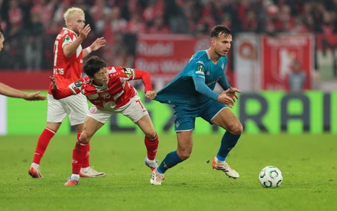06.11.2025, Fussball UEFA Conference League, 1. FSV Mainz 05 - AC Florenz, v.l., Jae-sung Lee (FSV Mainz 05), Marin Pongracic (ACF Fiorentina) DFL DFB REGULATIONS PROHIBIT ANY USE OF PHOTOGRAPHS AS IMAGE SEQUENCES AND OR QUASI-VIDEO. xdcx Copyright: HMBxMedia Claus