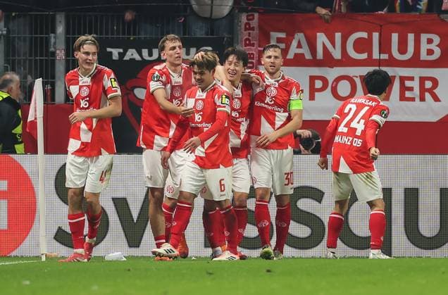 06.11.2025, Fussball UEFA Conference League, 1. FSV Mainz 05 - AC Florenz, v.l., Torjubel zum 2:1 durch Jae-sung Lee (FSV Mainz 05), Goal celebration, celebrate the goal DFL DFB REGULATIONS PROHIBIT ANY USE OF PHOTOGRAPHS AS IMAGE SEQUENCES AND OR QUASI-VIDEO. xdcx Copyright: HMBxMedia Claus