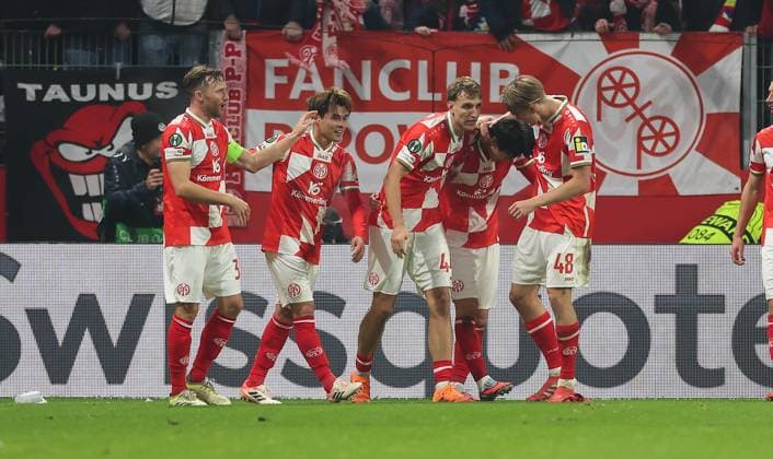 06.11.2025, Fussball UEFA Conference League, 1. FSV Mainz 05 - AC Florenz, v.l., Torjubel zum 2:1 durch Jae-sung Lee (FSV Mainz 05), Goal celebration, celebrate the goal DFL DFB REGULATIONS PROHIBIT ANY USE OF PHOTOGRAPHS AS IMAGE SEQUENCES AND OR QUASI-VIDEO. xdcx Copyright: HMBxMedia Claus