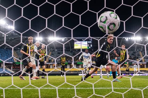 251106 Filip Helander of Häcken and Sebastian Nanasi of Strasbourg see Martial Godo of Strasbourg scores 0-2 past Olle Samuelsson of Häcken during the UEFA Conference League football match between Häcken and Strasbourg on November 6, 2025 in Gothenburg. Photo: Mathias Bergeld BILDBYRAN kod MB MB1234 fotboll football soccer fotball uefa conference league conference league häcken strasbourg bbeng Copyright: MATHIASxBERGELD BB251106MB098