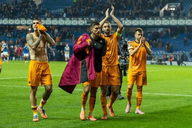 Rangers v Roma Europa League 06 11 2025. Lorenzo Pellegrini of AS Roma leads the players towards the traveling supporters following his sides 2-0 victory during the UEFA Europa League Rangers vs AS Roma, Ibrox Stadium, Glasgow, Scotland. 6 November 2025. Govan Ibrox Stadium Glasgow Scotland Editorial use only , Copyright: xColinxPoultneyx PSI-23179-0067